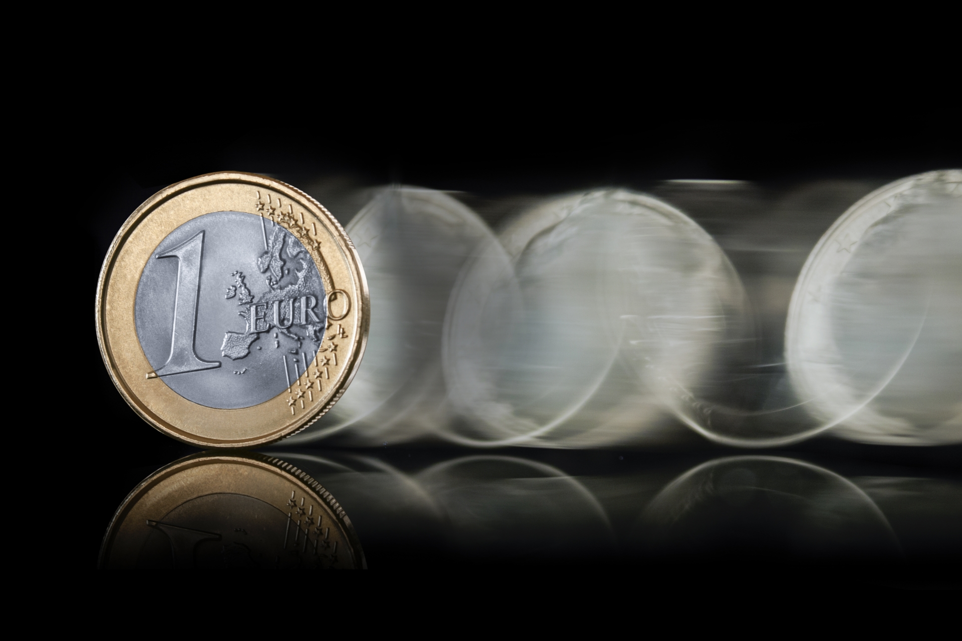 Монета номиналом один евро на черном фоне
